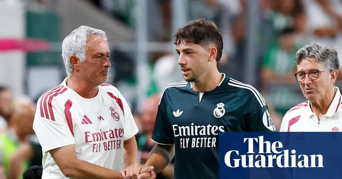 Futbolçular və məşqçilər arasında əl sıxma Futbolçular və məşqçilər arasında əl sıxma