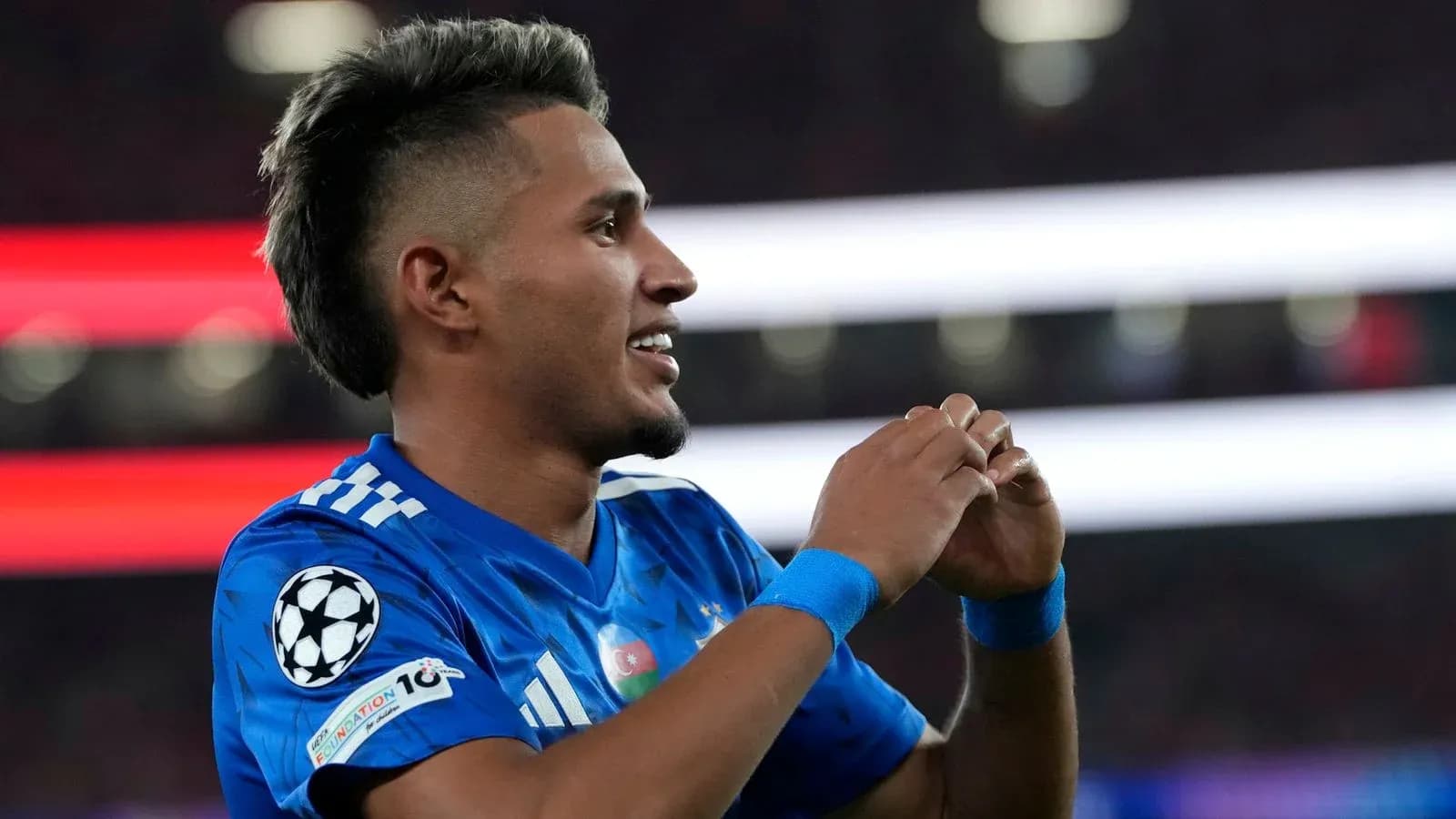 Futbolçu qol vurduqdan sonra sevinir Futbolçu qol vurduqdan sonra sevinir