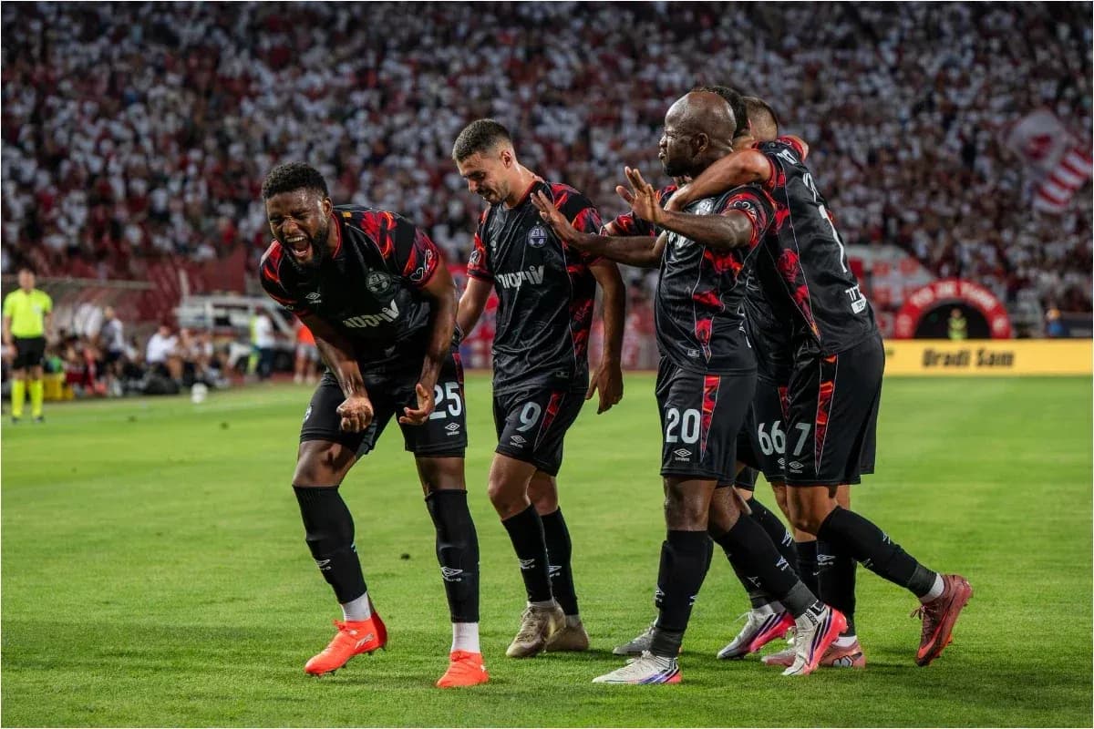 Hapoel Beer Sheva futbolçuları sevinir Hapoel Beer Sheva futbolçuları sevinir