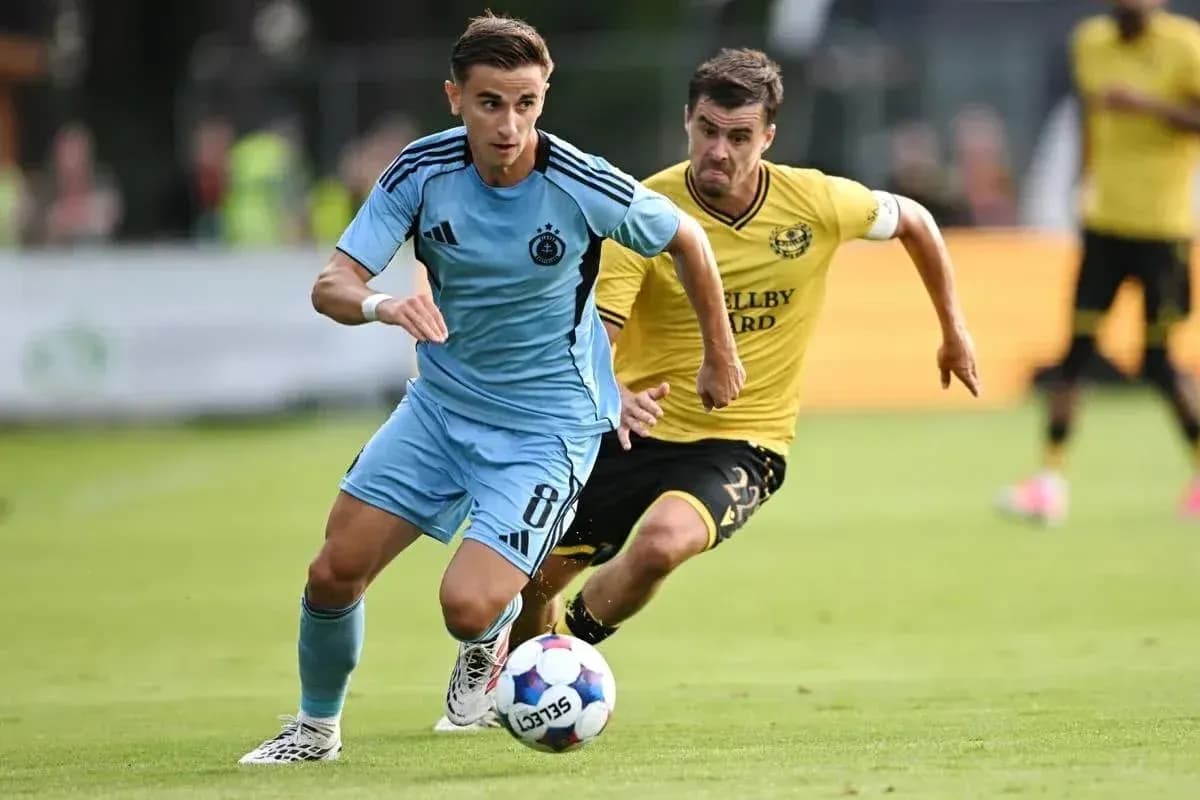 Slovan Bratislava futbolçusu topu irəliləyir Slovan Bratislava futbolçusu topu irəliləyir