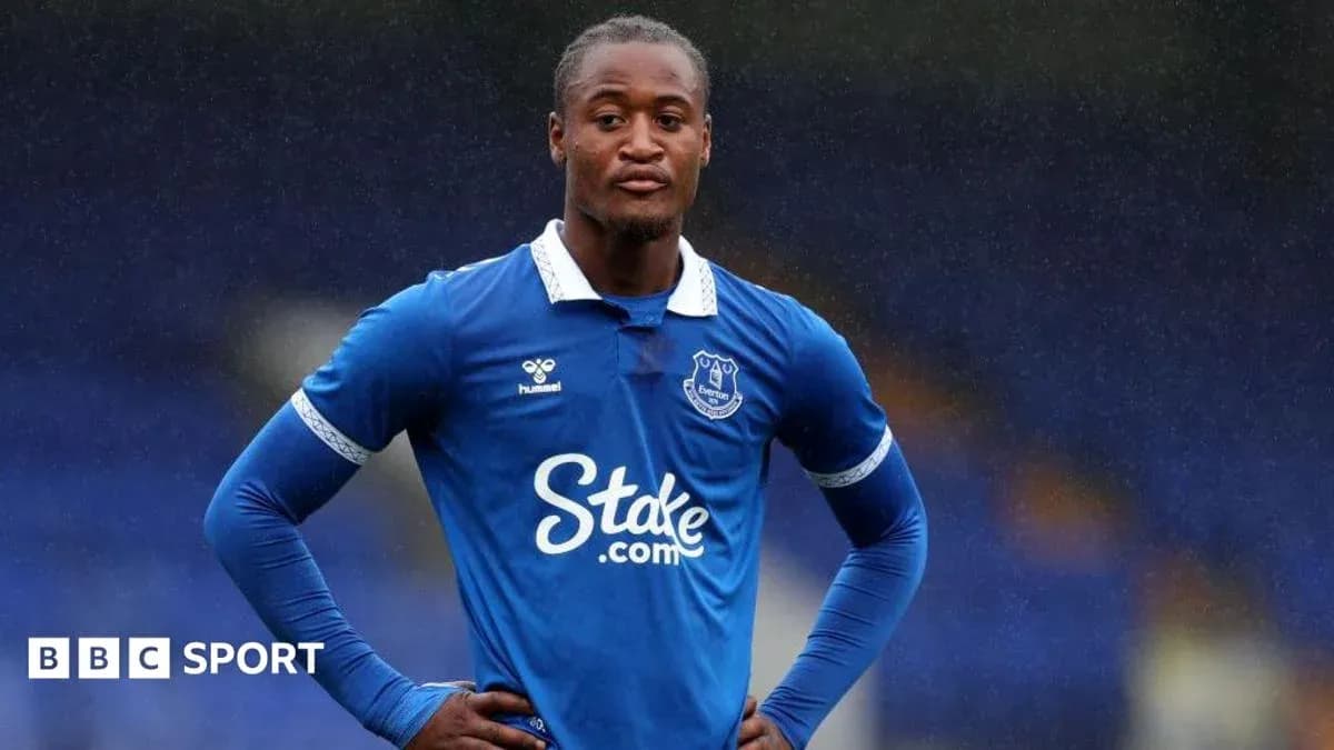 Futbolçu Everton formasında durur Futbolçu Everton formasında durur