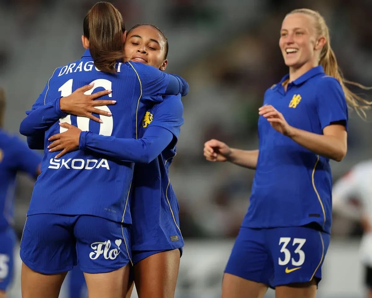 Chelsea W oyunçuları bir-birini qucaqlayır Chelsea W oyunçuları bir-birini qucaqlayır