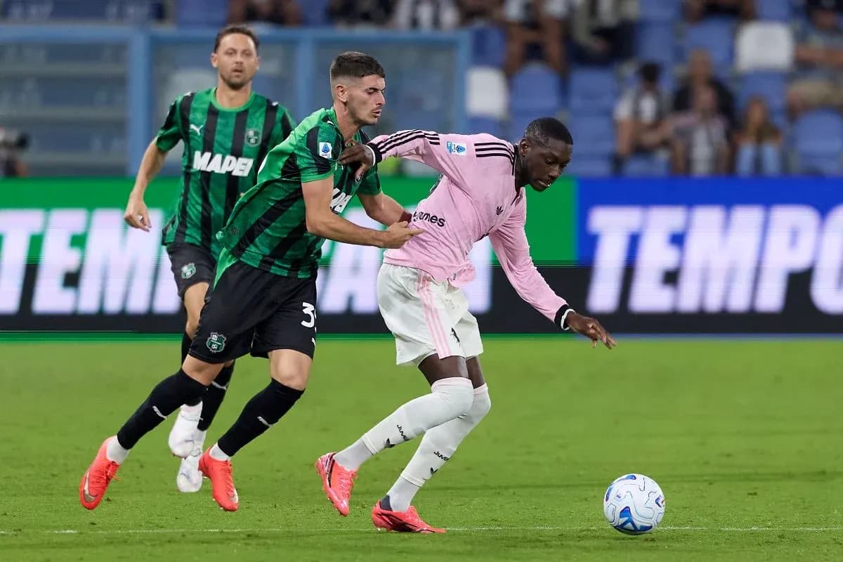 Sassuolo və Juventus futbolçuları mübarizə aparır Sassuolo və Juventus futbolçuları mübarizə aparır