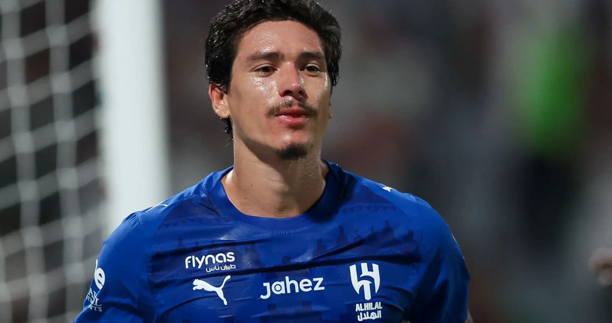 Futbolçu mavi forma ilə oyun zamanı Futbolçu mavi forma ilə oyun zamanı