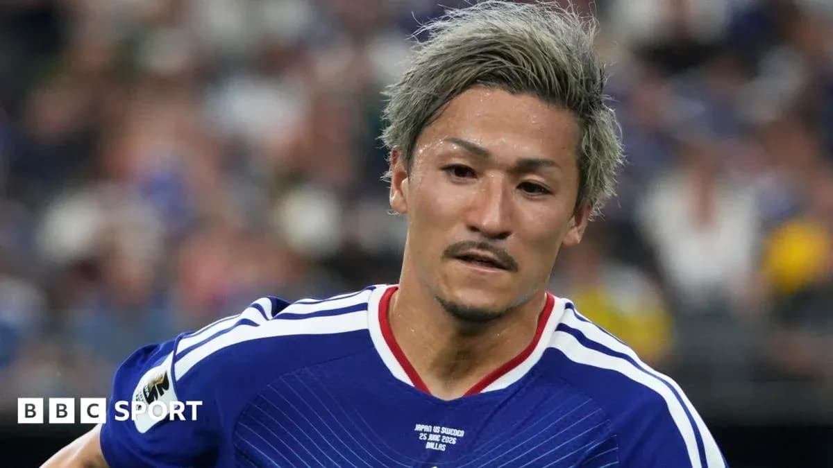 Futbolçu oyun zamanı mavi forma ilə sahədə Futbolçu oyun zamanı mavi forma ilə sahədə