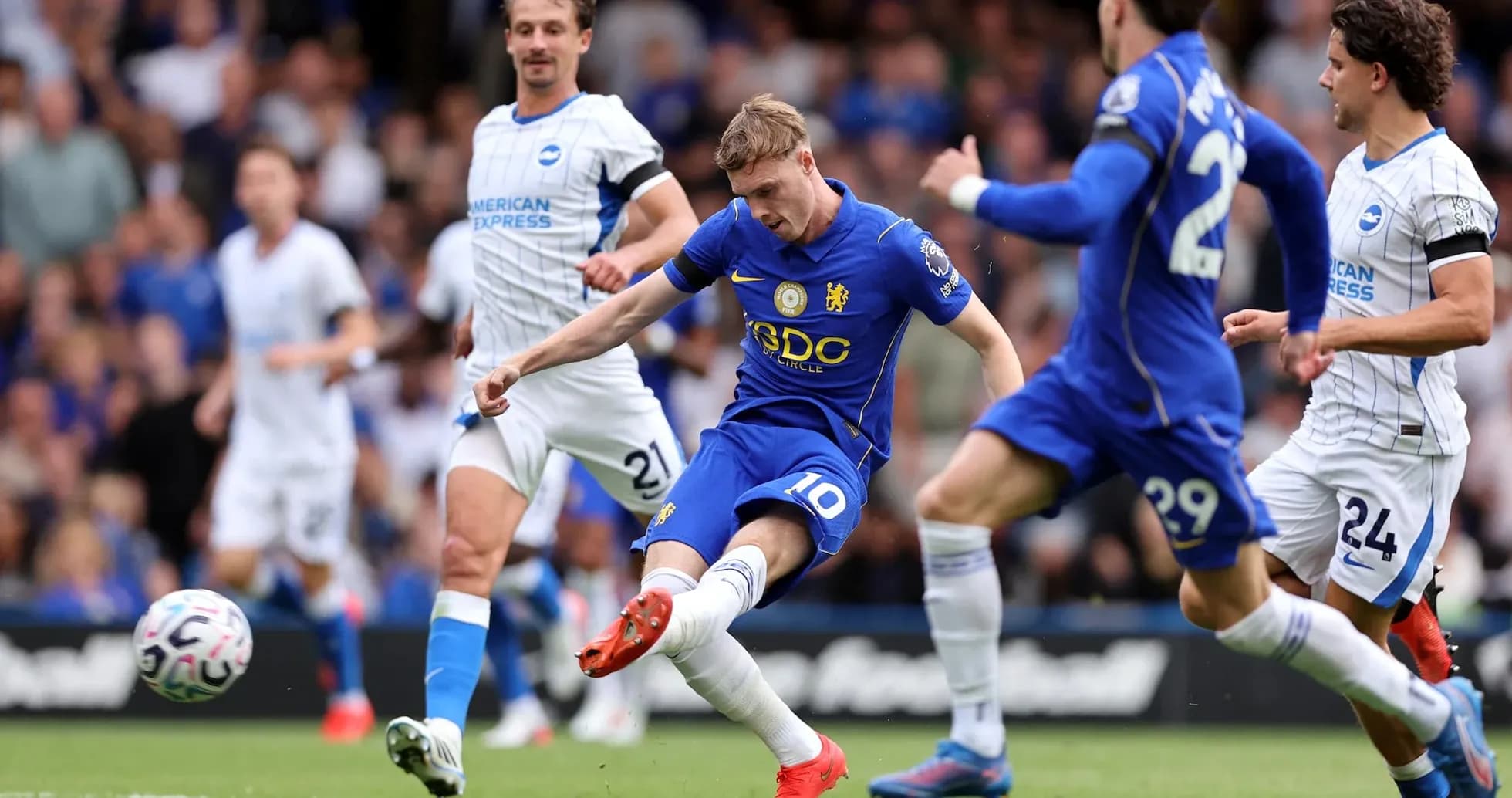 Chelsea futbolçusu topu vurur Chelsea futbolçusu topu vurur