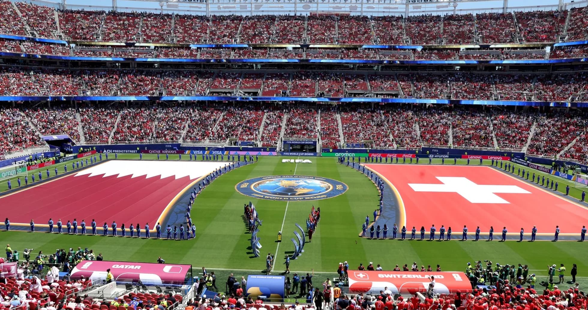 Qatar və İsveçrə bayraqları stadionda Qatar və İsveçrə bayraqları stadionda