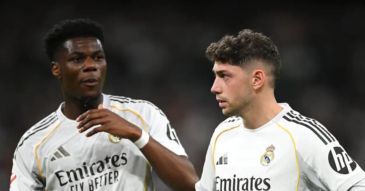 İki Real Madrid oyunçusu matç zamanı müzakirə edir İki Real Madrid oyunçusu matç zamanı müzakirə edir