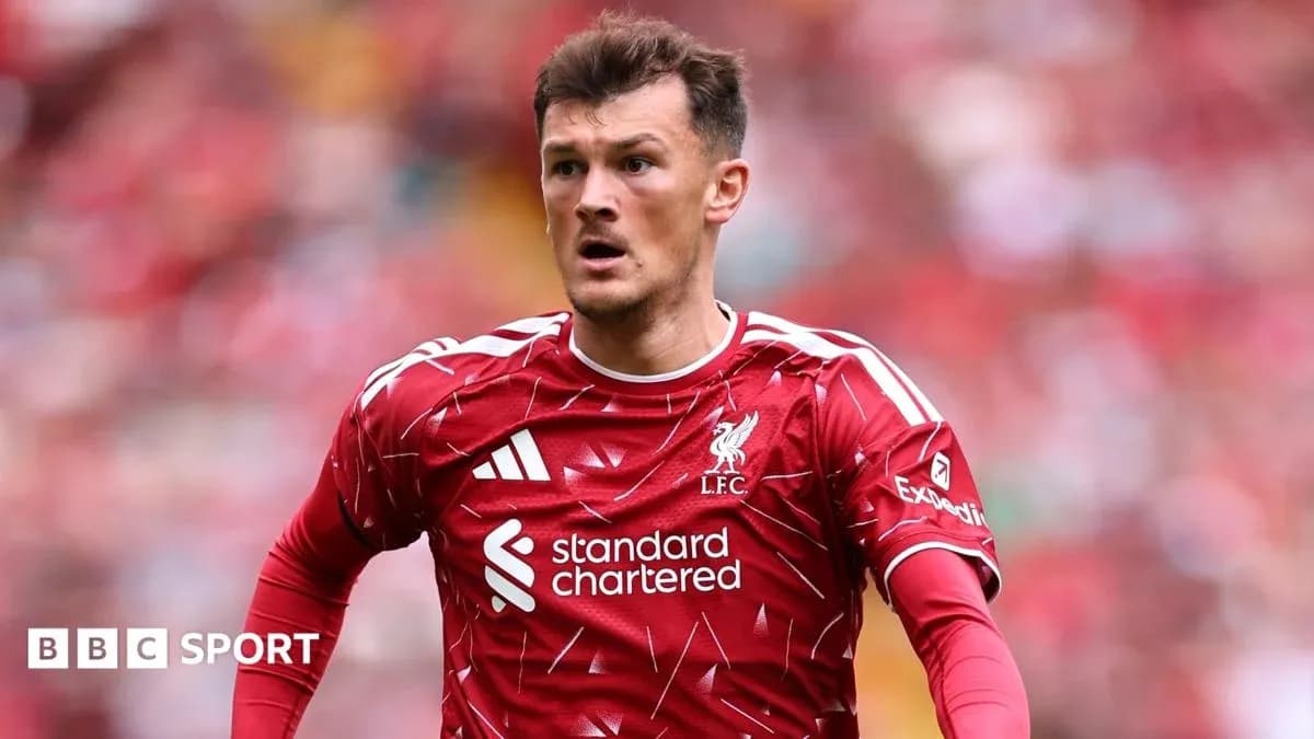 Futbolçu Liverpool formasında oyun zamanı Futbolçu Liverpool formasında oyun zamanı