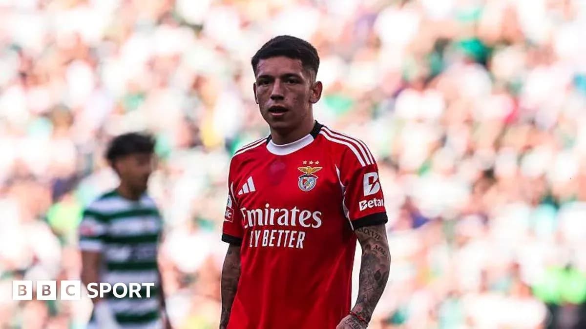 Futbolçu Benfica formasında oyun sahasında dayanır Futbolçu Benfica formasında oyun sahasında dayanır