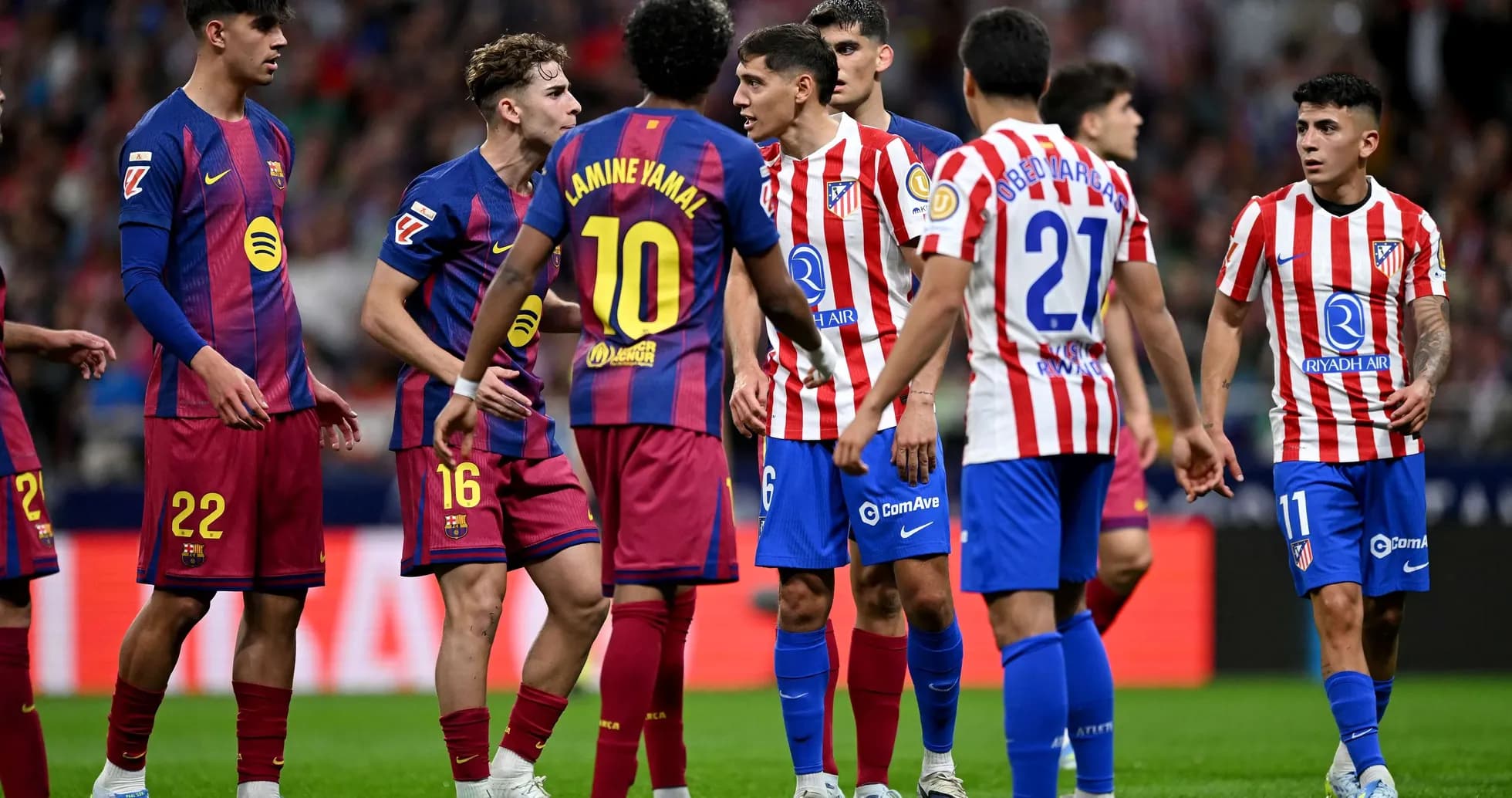 Barcelona və Atletico Madrid oyunçuları mübahisə edir Barcelona və Atletico Madrid oyunçuları mübahisə edir