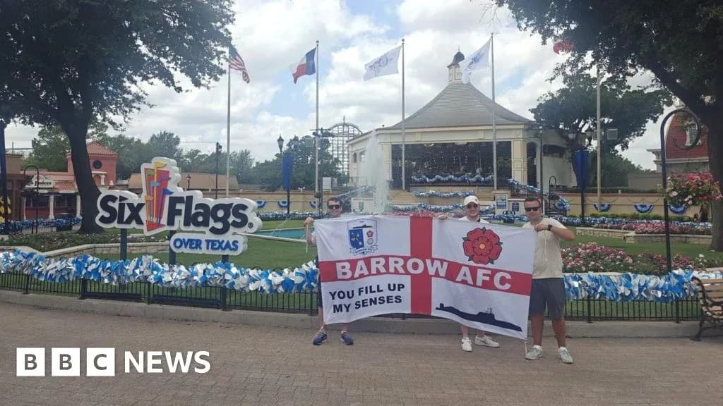 İki fan BARROW AFC bayrağı ilə Six Flags önündə İki fan BARROW AFC bayrağı ilə Six Flags önündə