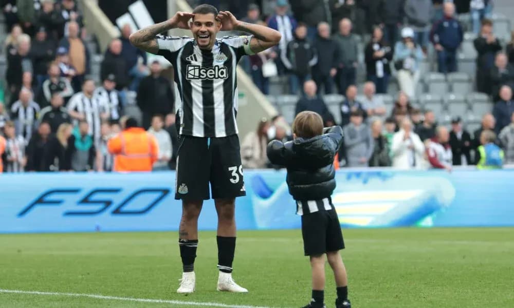 Futbolçu azyaşlı uşağa sevinclə cavab verir Futbolçu azyaşlı uşağa sevinclə cavab verir