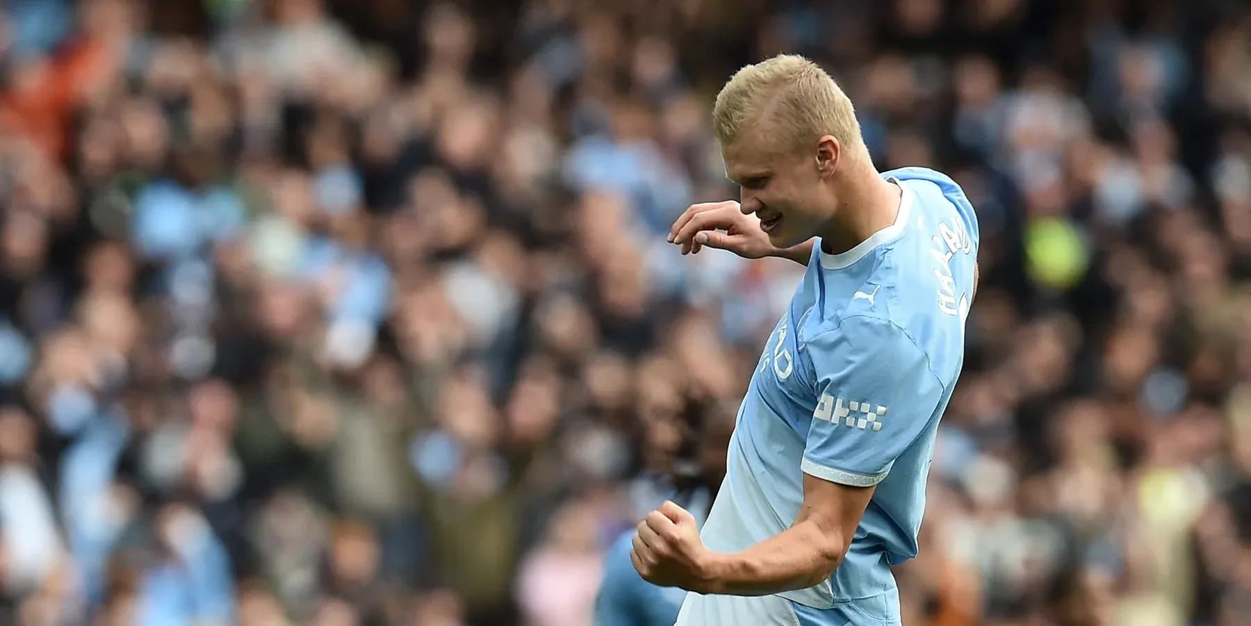 Futbolçu qolu qeyd edir, arxa planda fanatlar Futbolçu qolu qeyd edir, arxa planda fanatlar