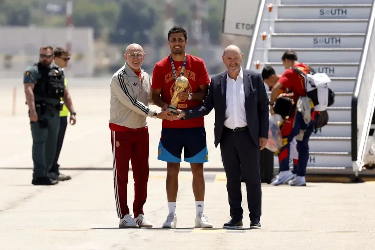 Futbolçunun kubokla aeroportda qarşılanması Futbolçunun kubokla aeroportda qarşılanması