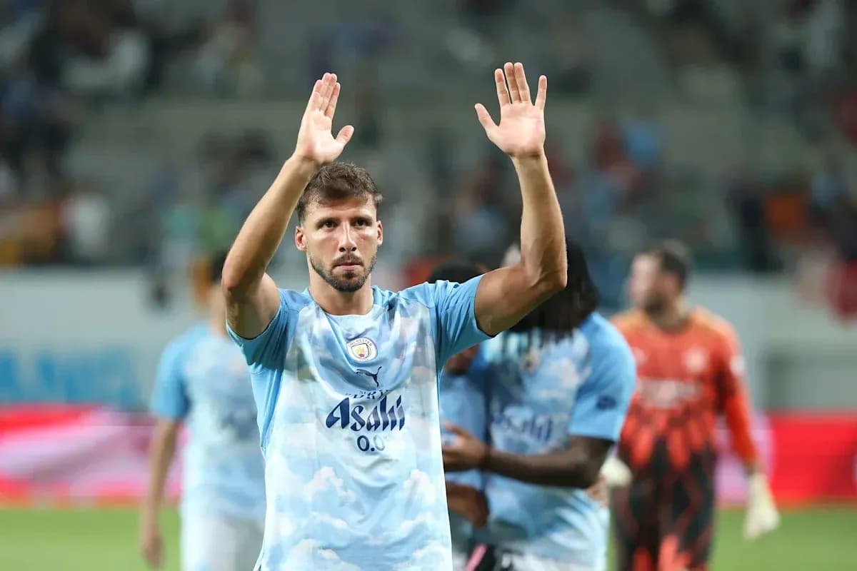 Futbolçu əlini qaldıraraq azarkeşləri salamlayır Futbolçu əlini qaldıraraq azarkeşləri salamlayır