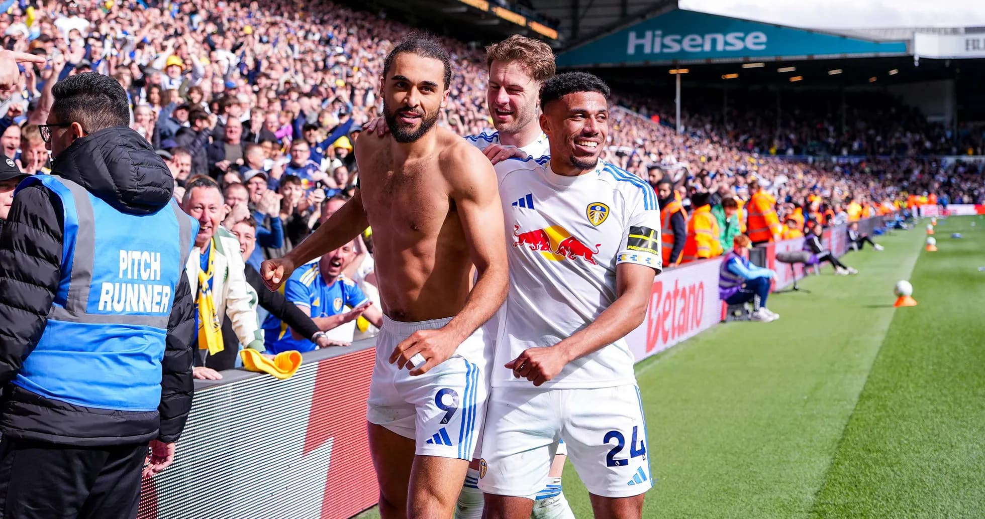 Leeds futbolçuları sevinclə azarkeşlərə yaxınlaşır Leeds futbolçuları sevinclə azarkeşlərə yaxınlaşır