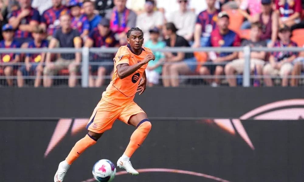 Futbolçu topu sürərək irəliləyir Futbolçu topu sürərək irəliləyir