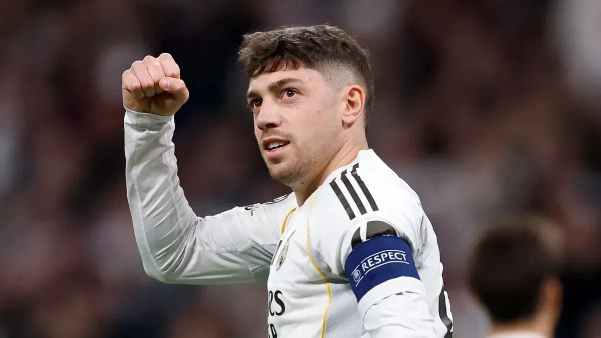 Futbolçu qolu qeyd edərək əlini yelləyir Futbolçu qolu qeyd edərək əlini yelləyir