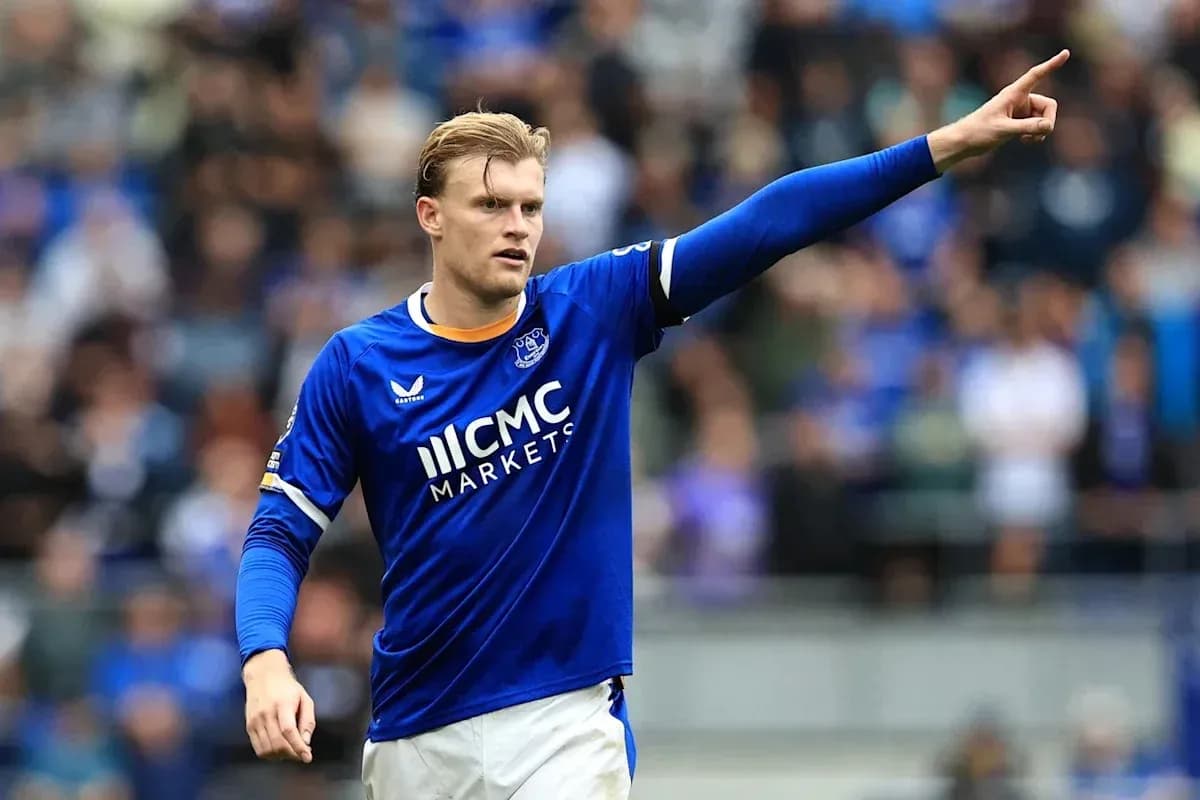 Futbolçu Everton formasında meydanda oynayır Futbolçu Everton formasında meydanda oynayır