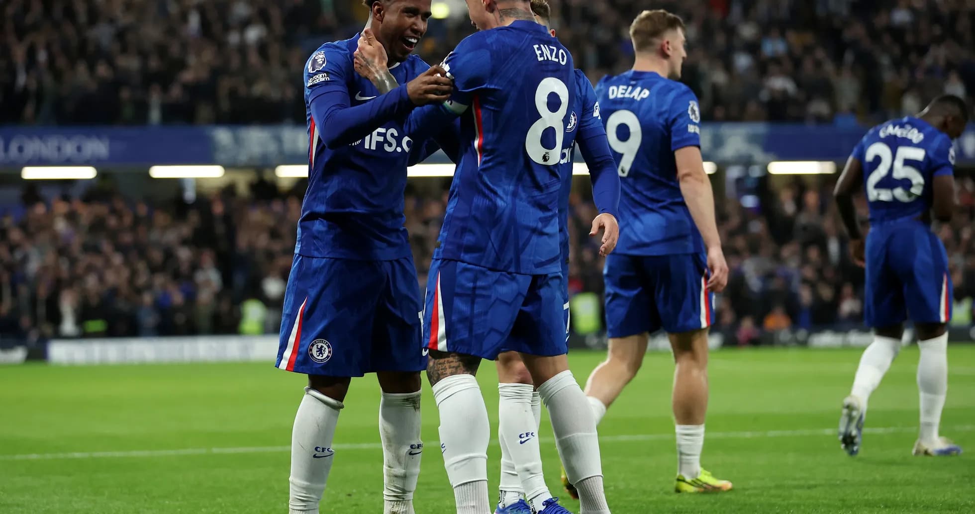 Chelsea futbolçuları qol sevinci yaşayır Chelsea futbolçuları qol sevinci yaşayır