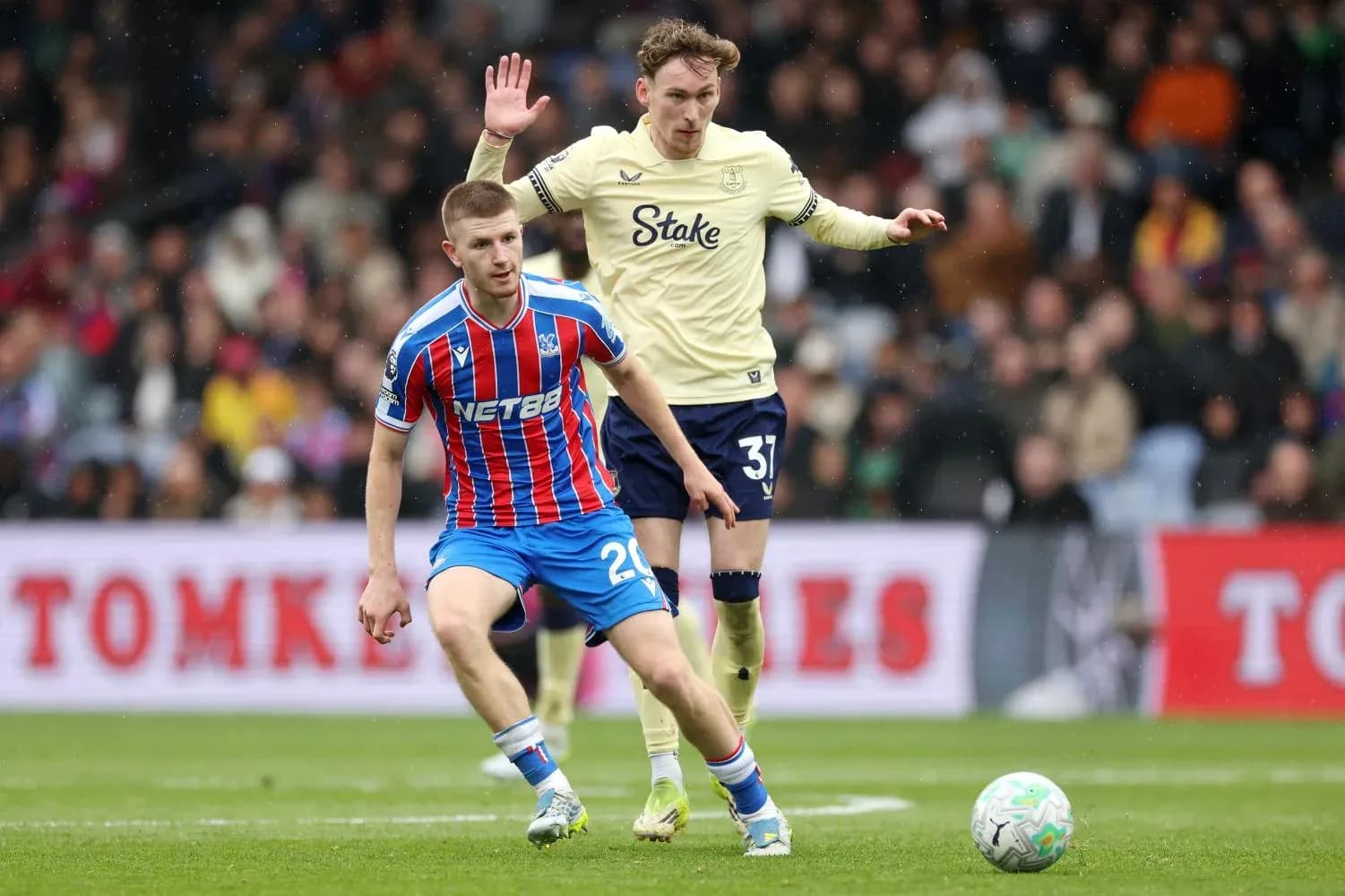 Crystal Palace futbolçusu topa yaxınlaşır Crystal Palace futbolçusu topa yaxınlaşır
