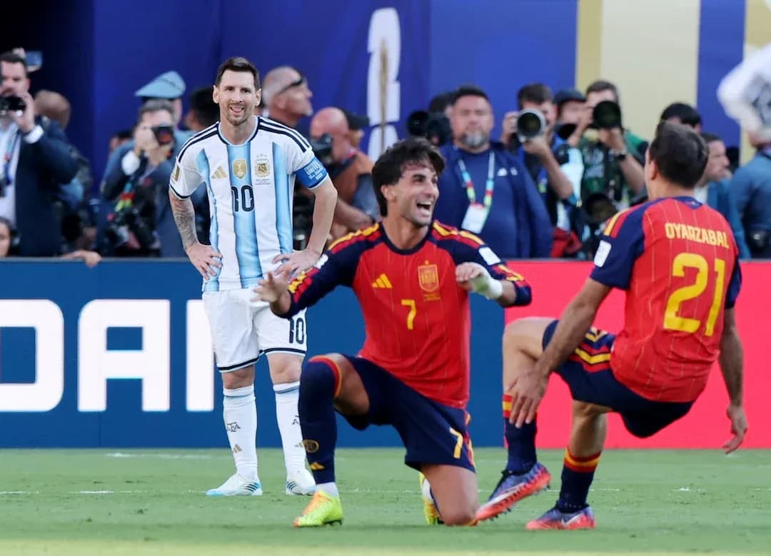 Messi və İspaniya oyunçusu meydana düşür Messi və İspaniya oyunçusu meydana düşür