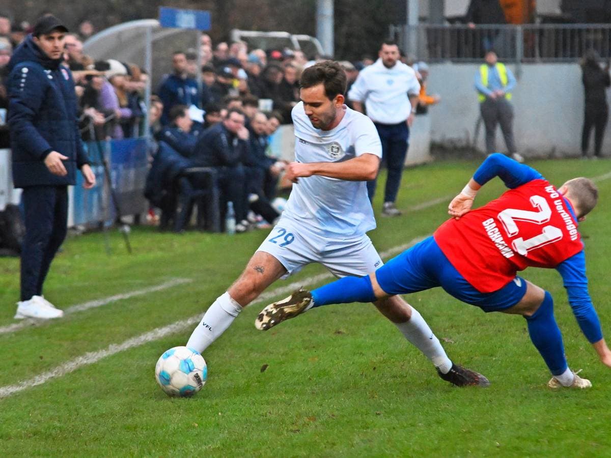 Futbol oyunu zamanı iki oyunçu mübarizə aparır Futbol oyunu zamanı iki oyunçu mübarizə aparır