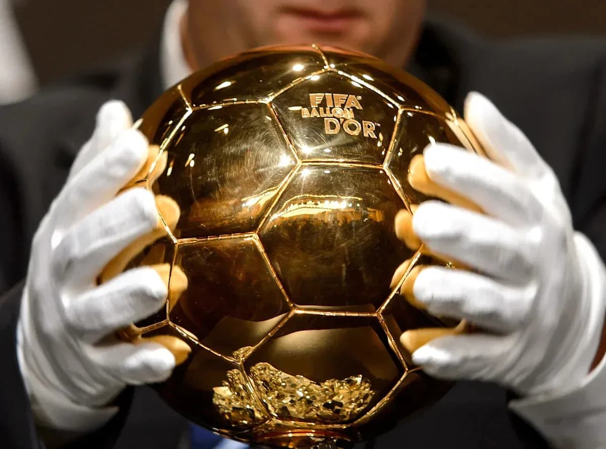 Şəxsi əlcəkdə FIFA Ballon d'Or tutan şəxs Şəxsi əlcəkdə FIFA Ballon d'Or tutan şəxs
