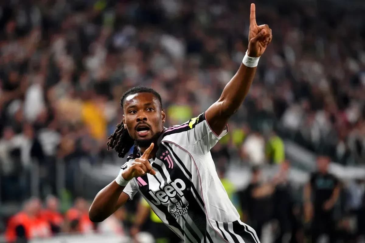 Futbolçu qol sevincini qeyd edir stadionda Futbolçu qol sevincini qeyd edir stadionda
