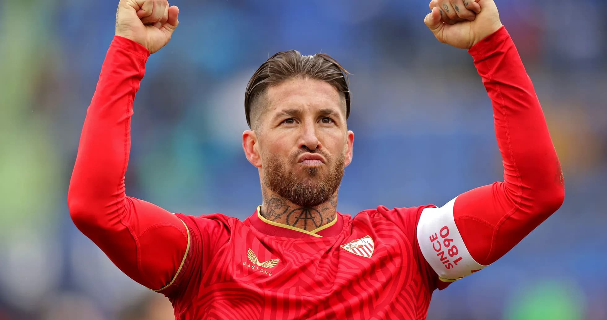 Futbolçu qələbədən sonra əllərini qaldırır Futbolçu qələbədən sonra əllərini qaldırır