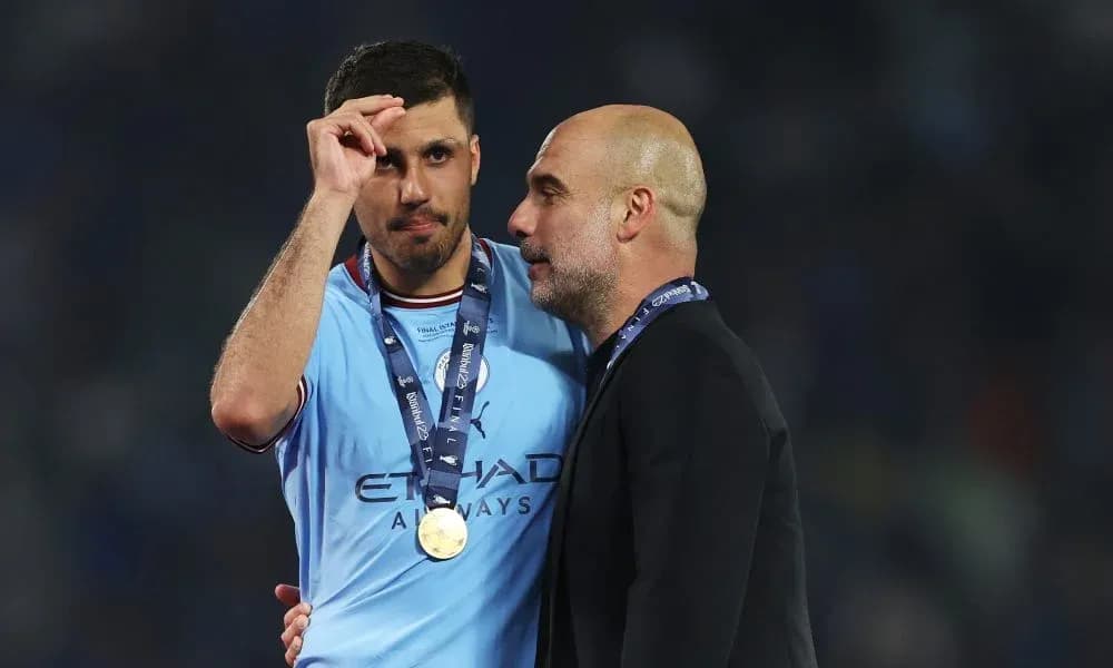 Futbolçu və məşqçi medallarla müzakirə edir Futbolçu və məşqçi medallarla müzakirə edir