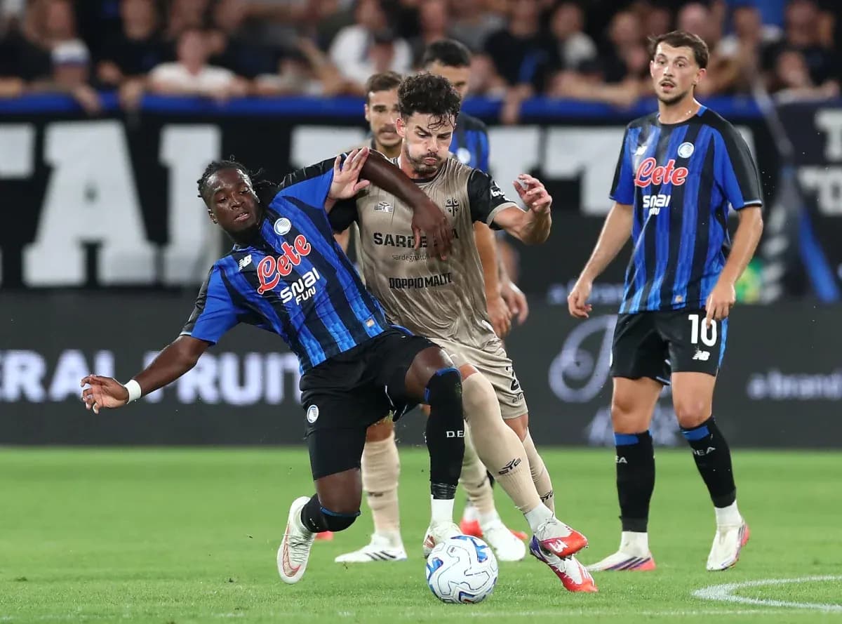 Atalanta və Cagliari futbolçuları top üçün mübarizə aparır Atalanta və Cagliari futbolçuları top üçün mübarizə aparır