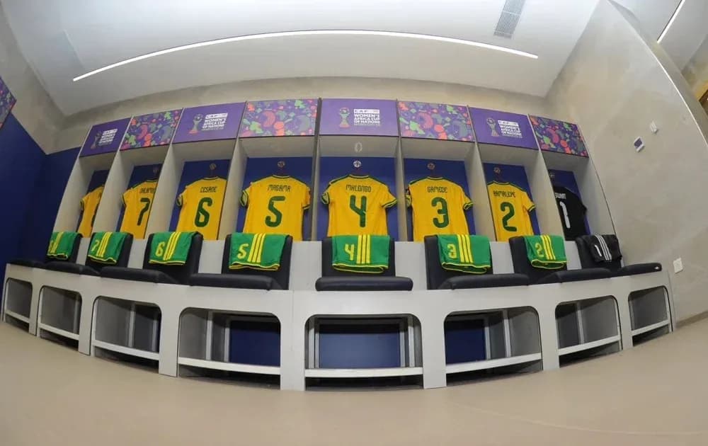 Futbolçular üçün geyim otağında formanalar sırayla düzülmüş Futbolçular üçün geyim otağında formanalar sırayla düzülmüş