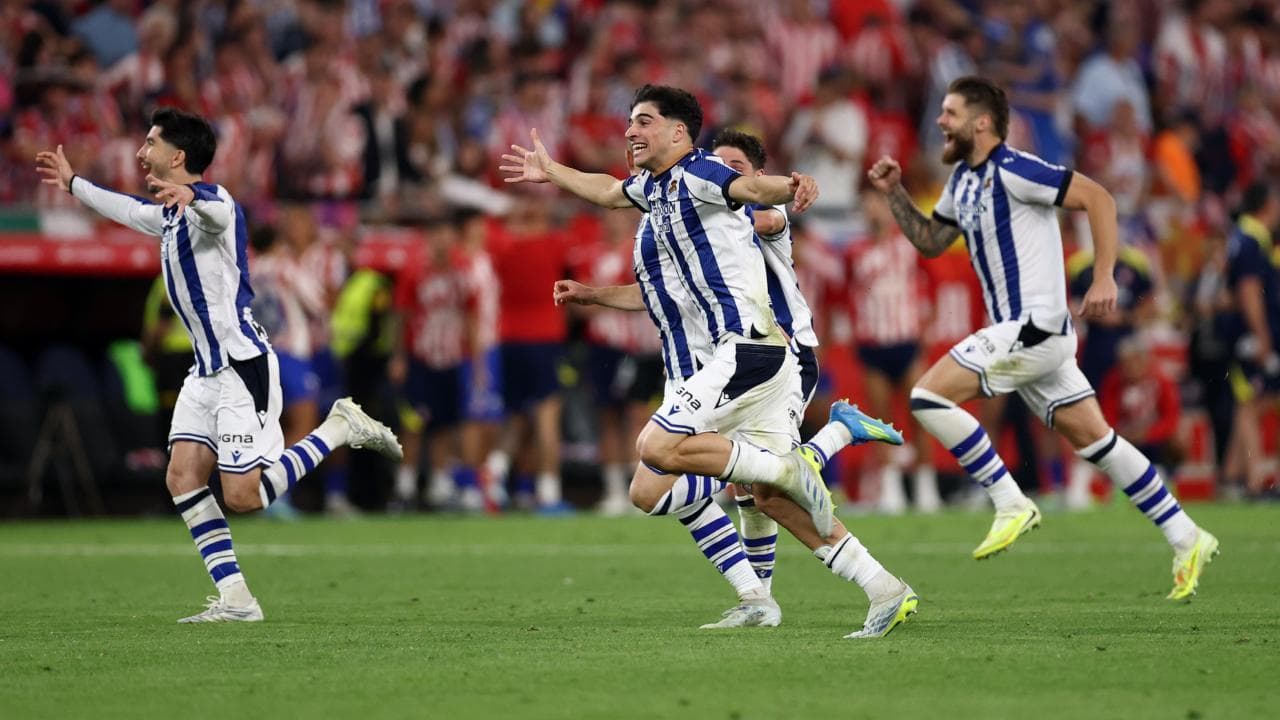 Real Sociedad futbolçularının sevinci Real Sociedad futbolçularının sevinci