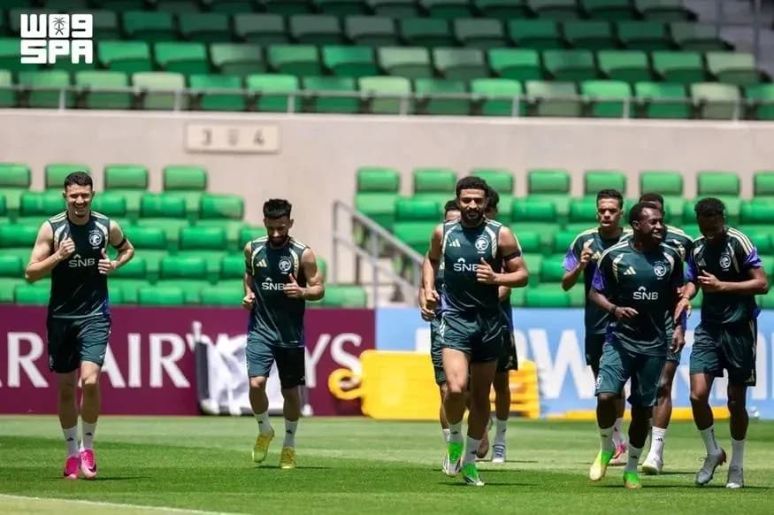 Futbolçular məşq zamanı qaçış edirlər Futbolçular məşq zamanı qaçış edirlər