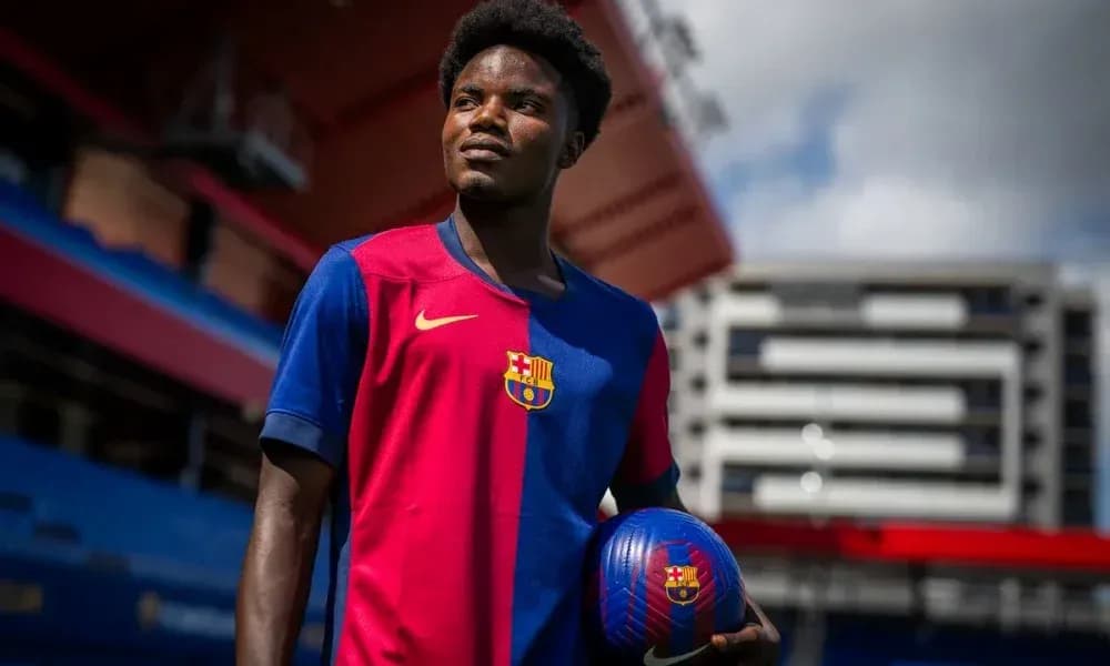 Futbolçu Barcelona formasında top tutaraq poz verib Futbolçu Barcelona formasında top tutaraq poz verib