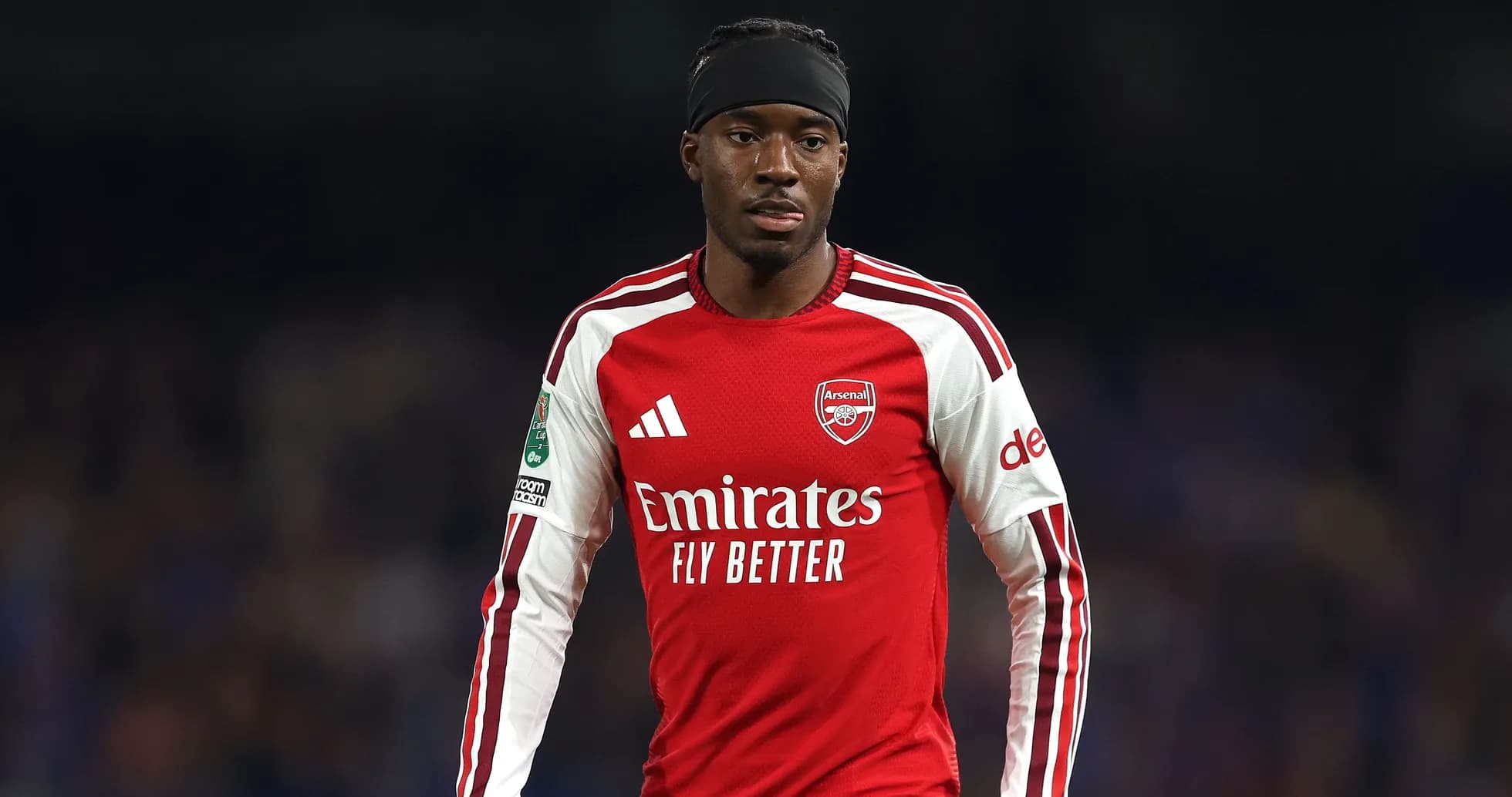Futbolçu Arsenal formasında oyun sahasında Futbolçu Arsenal formasında oyun sahasında