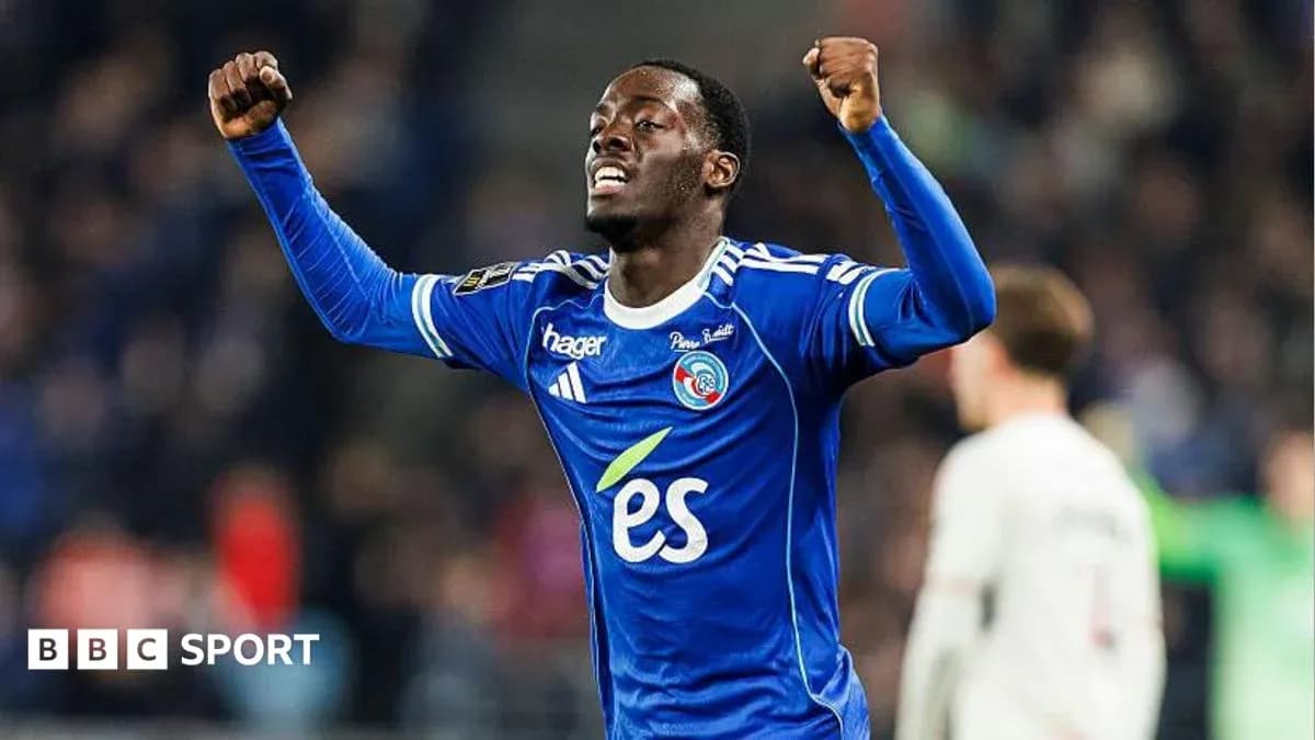 Futbolçu qolu qeyd edərkən əllərini qaldırıb Futbolçu qolu qeyd edərkən əllərini qaldırıb