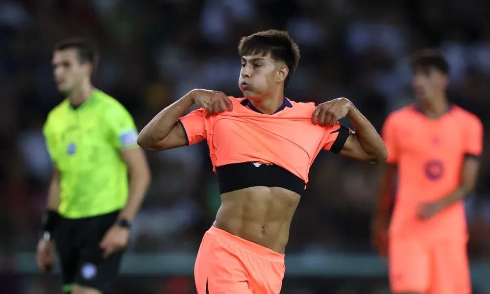 Futbolçu forma dəyişdirir oyunda Futbolçu forma dəyişdirir oyunda