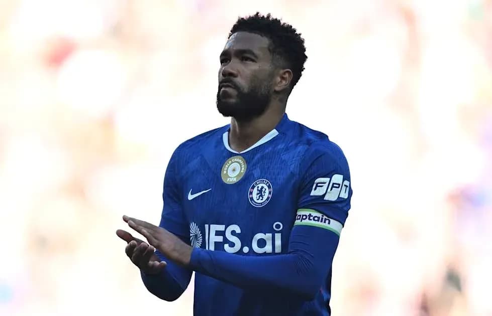 Futbolçu Chelsea formasında meydanda durur Futbolçu Chelsea formasında meydanda durur