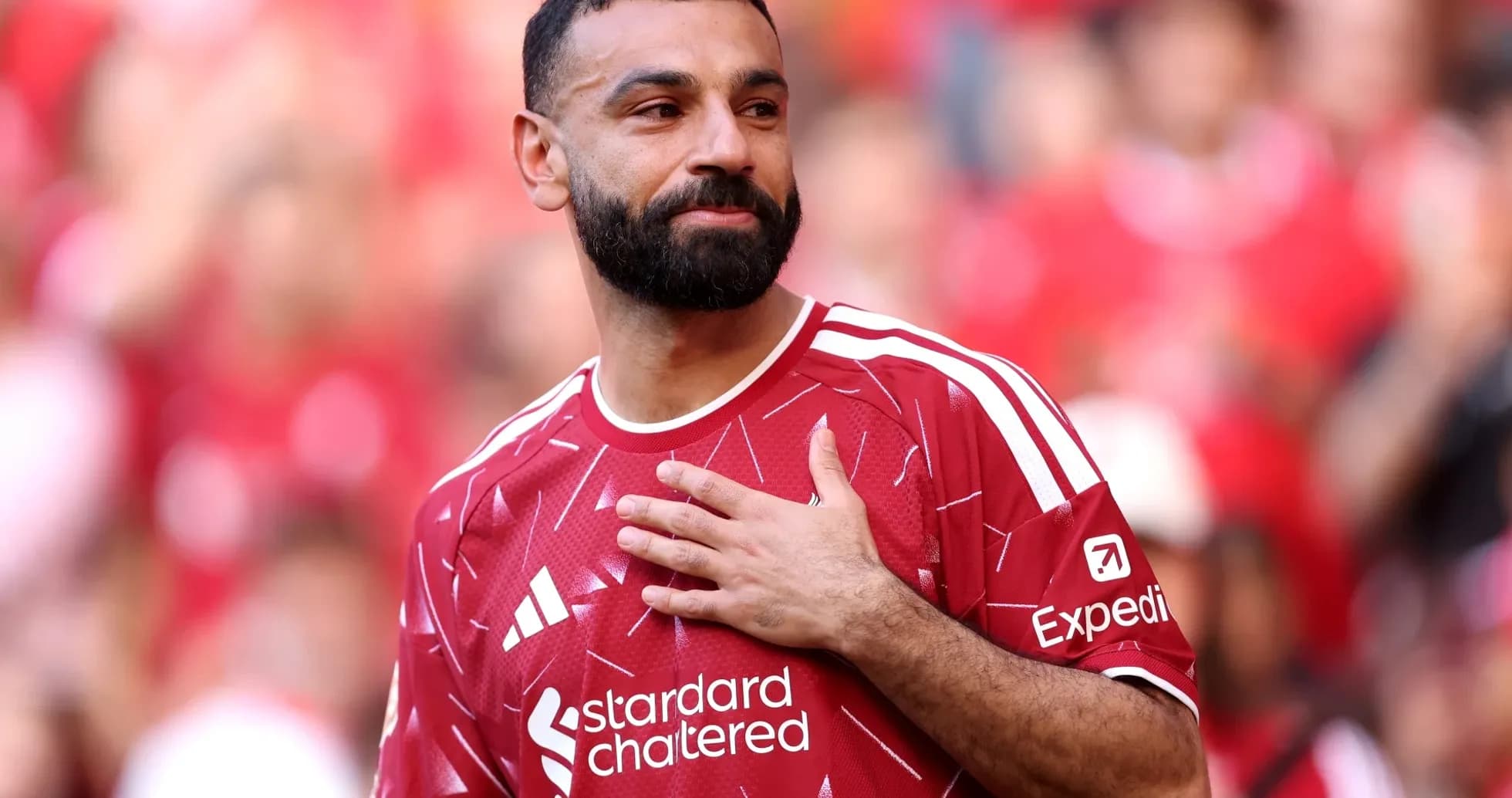 Futbolçu azarkeşlərə doğru əlini ürəyinə qoyur Futbolçu azarkeşlərə doğru əlini ürəyinə qoyur