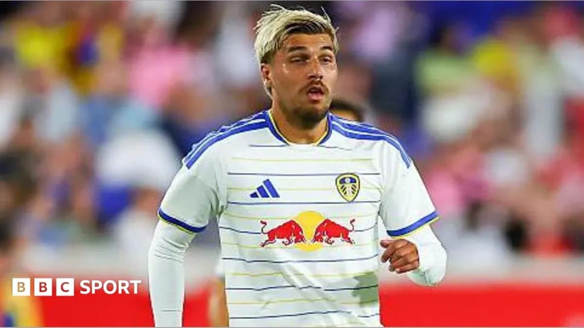 Futbolçu oyunda Leeds United formasında yürüyür Futbolçu oyunda Leeds United formasında yürüyür