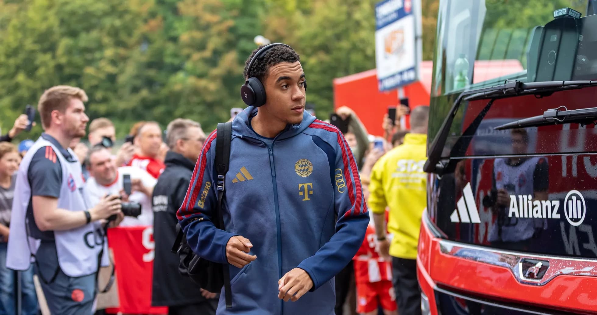 Futbolçu Bayern München avtobusuna yaxınlaşır Futbolçu Bayern München avtobusuna yaxınlaşır