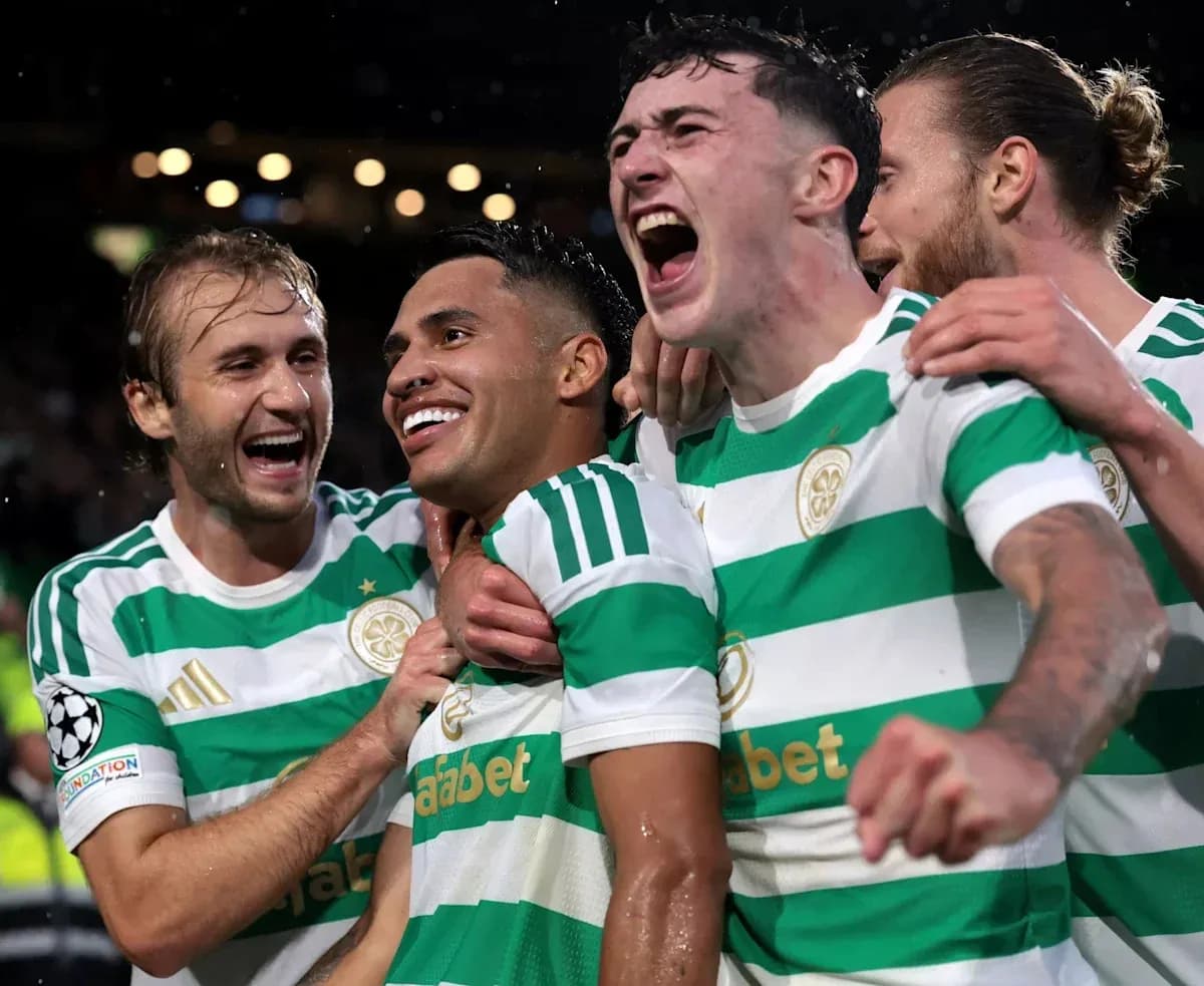 Celtic futbolçuları qələbəni qeyd edir Celtic futbolçuları qələbəni qeyd edir