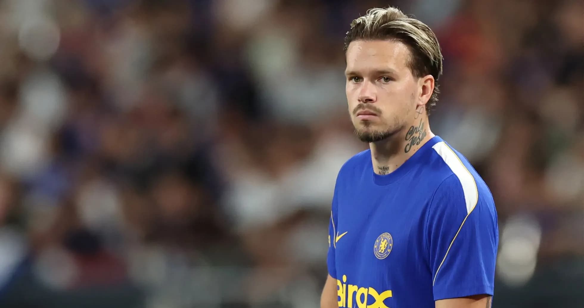 Futbolçu mavi forma ilə sahədə durur Futbolçu mavi forma ilə sahədə durur