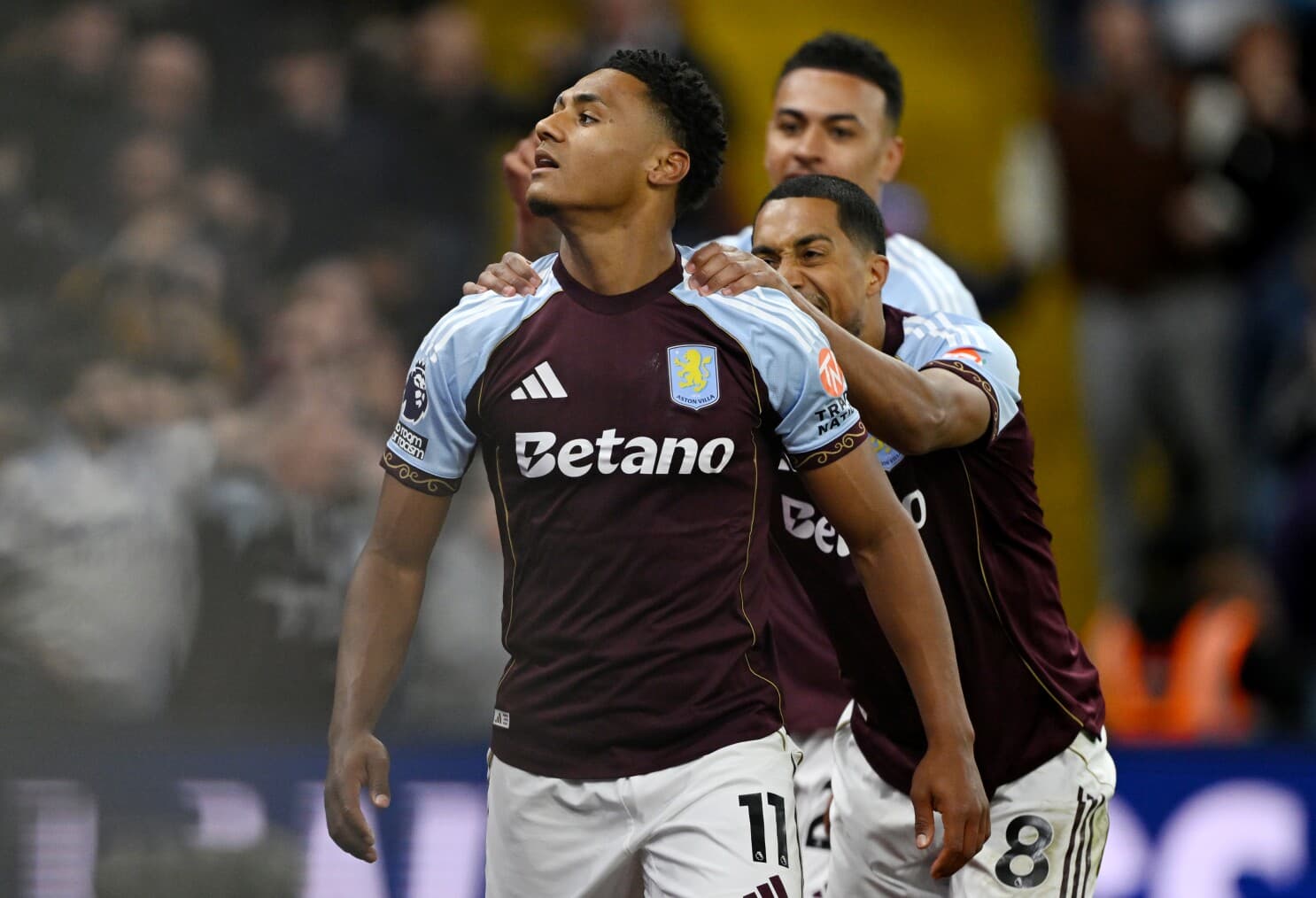 Aston Villa oyunçusu qol vurur Aston Villa oyunçusu qol vurur