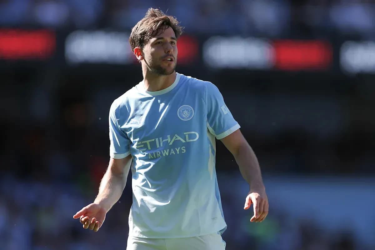 Futbolçu Manchester City formasında sahədə yürüyür Futbolçu Manchester City formasında sahədə yürüyür