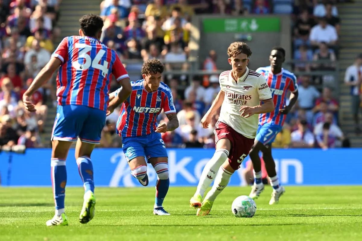 Crystal Palace və Arsenal matçı zamanı oyunçular Crystal Palace və Arsenal matçı zamanı oyunçular