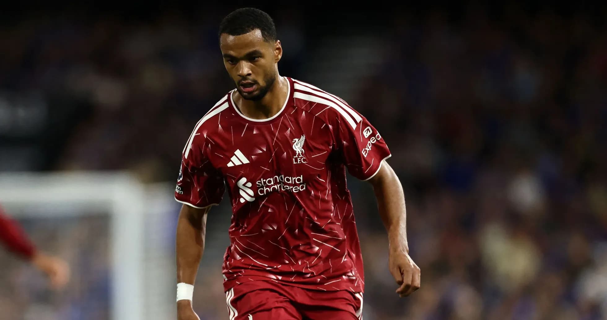 Futbolçu Liverpool formasında topa yaxınlaşır Futbolçu Liverpool formasında topa yaxınlaşır